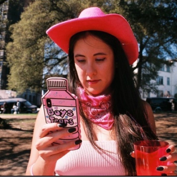 Meet your Posher, Oona - Picture 2 of 3